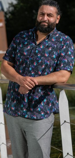 D555 Farnborough Short Sleeve Guitar AOP Shirt With Hidden Button Down Black - Herrenhemden - Herrenhemden in großen Größen