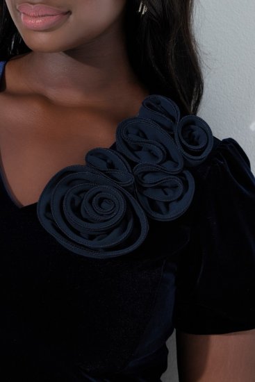 Ulla Popken 846051 Kurzärmliges Samtkleid Dunkelblau - Abendkleider - Abendkleider für Damen in großen Größen