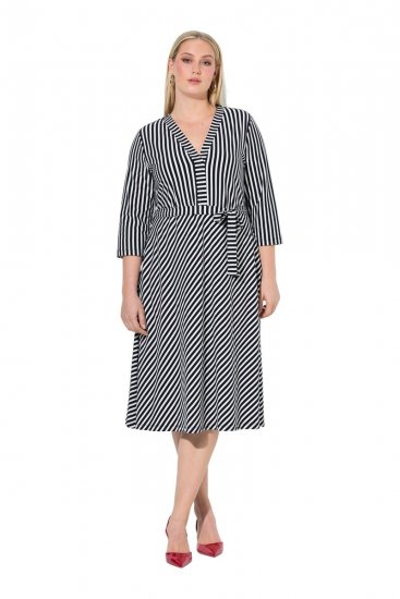 Ulla Popken 848052 Gestreiftes Midikleid mit Bindegürtel Schwarz - Midikleider - Midikleider in großen Größen