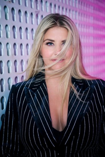Ulla Popken 855499 Samtblazer mit Strasssteinen Schwarz - Blazer - Blazer für Frauen in Großgrößen