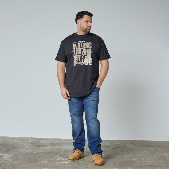 North Latitude Adventure 98 Graphic Tee Schwarz - TALL T-shirts - Extra lange T-Shirts Herren